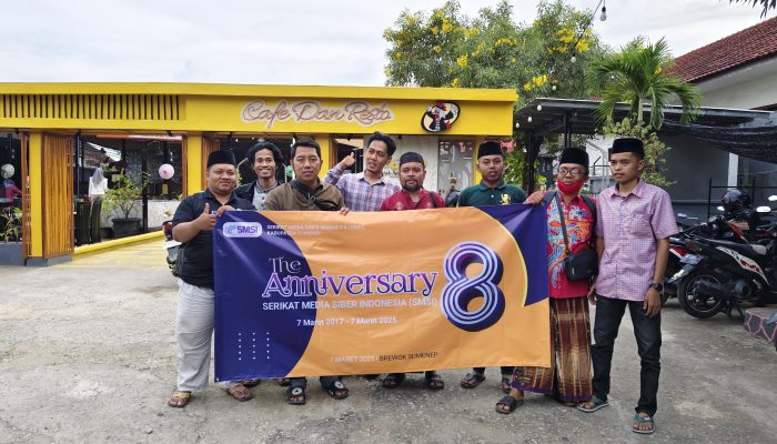 HUT Ke-8, SMSI Sumenep Bagikan Takjil untuk Pengendara