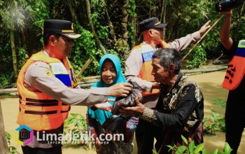 Kapolres Sampang Berikan Bantuan Kepada Korban Terdampak Banjir