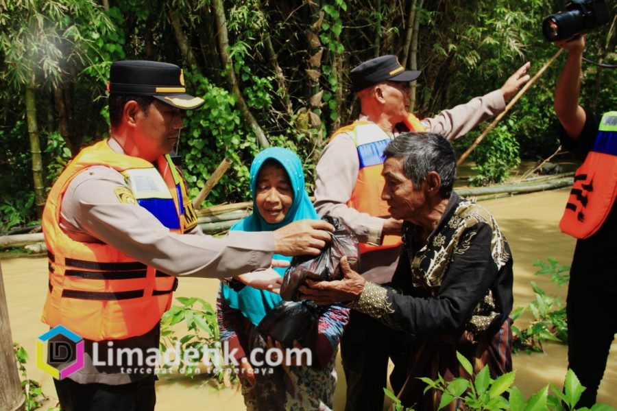 Kapolres Sampang Berikan Bantuan Kepada Korban Terdampak Banjir