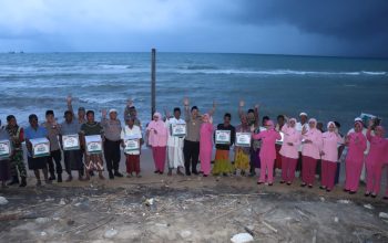 Nelayan dan Pokdarwis Pantai Slopeng Terima Bingkisan dari Kapolres Sumenep