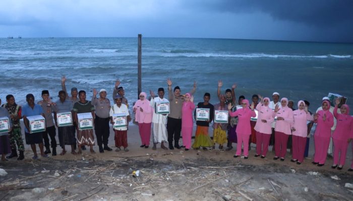 Nelayan dan Pokdarwis Pantai Slopeng Terima Bingkisan dari Kapolres Sumenep