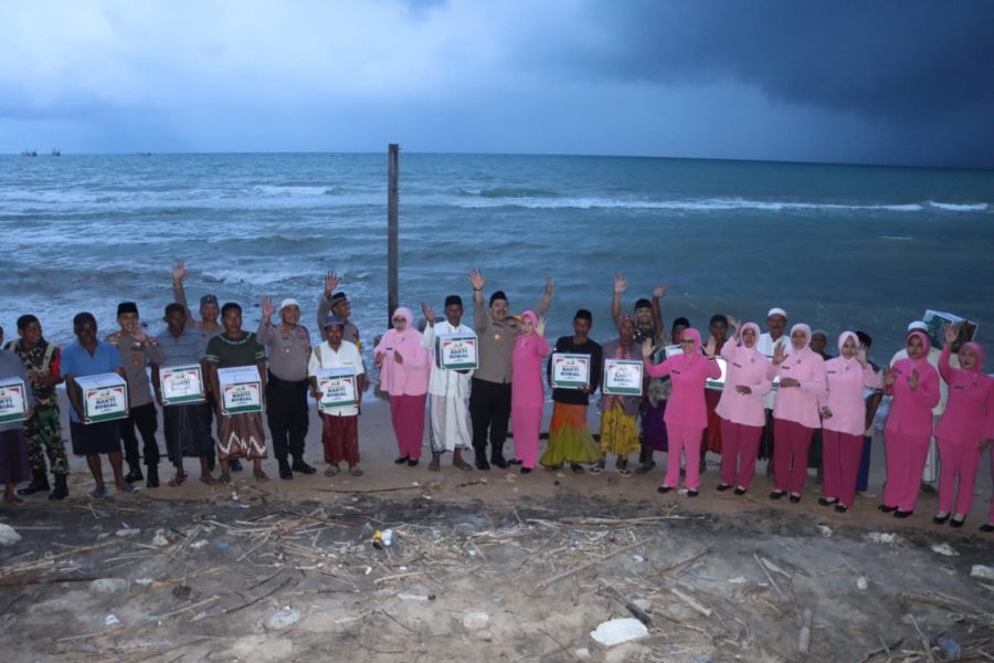 Nelayan dan Pokdarwis Pantai Slopeng Terima Bingkisan dari Kapolres Sumenep