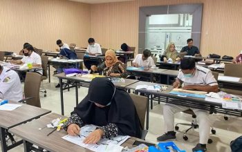 Di Tengah Menjalankan Ibadah Puasa, Karyawan RSUD dr. Iskak Tulungagung Unjuk Kemampuan Menggambar Kaligrafi