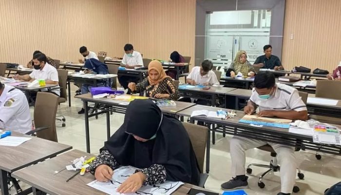 Di Tengah Menjalankan Ibadah Puasa, Karyawan RSUD dr. Iskak Tulungagung Unjuk Kemampuan Menggambar Kaligrafi