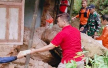 Tanah Longsor Timpa Rumah Warga Desa Barang Kabupaten Trenggalek