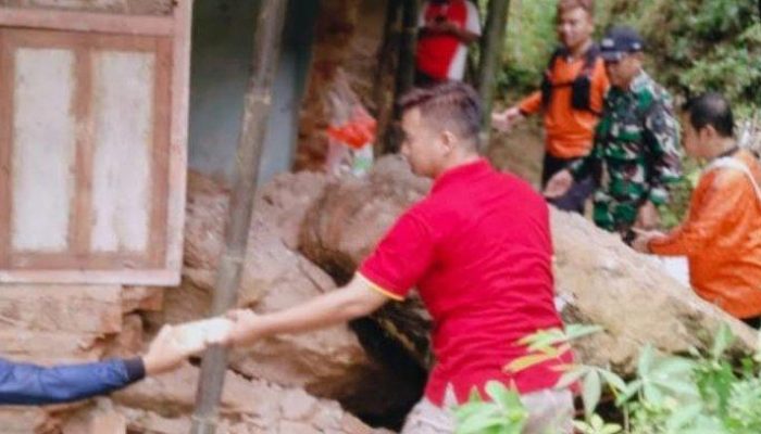 Tanah Longsor Timpa Rumah Warga Desa Barang Kabupaten Trenggalek