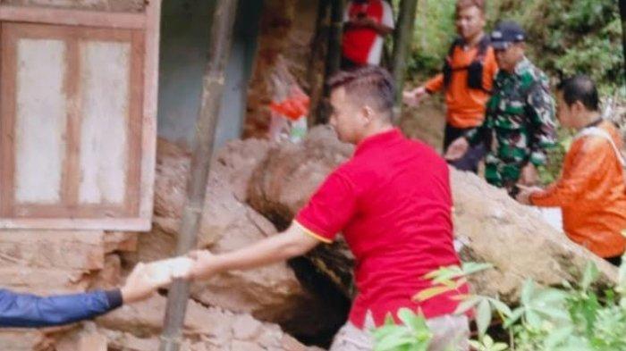 Tanah Longsor Timpa Rumah Warga Desa Barang Kabupaten Trenggalek