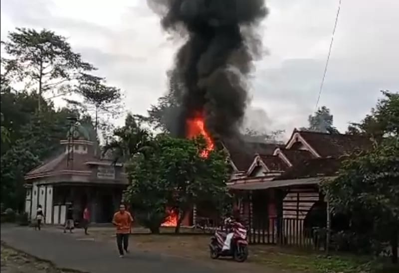 Rumah Warga Desa Besuki Trenggalek Terbakar, Kerugian Capai 50 Juta