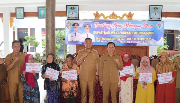 Bupati dan Wabub Tulungagung Kunjungi Desa Demuk Serahkan BLT