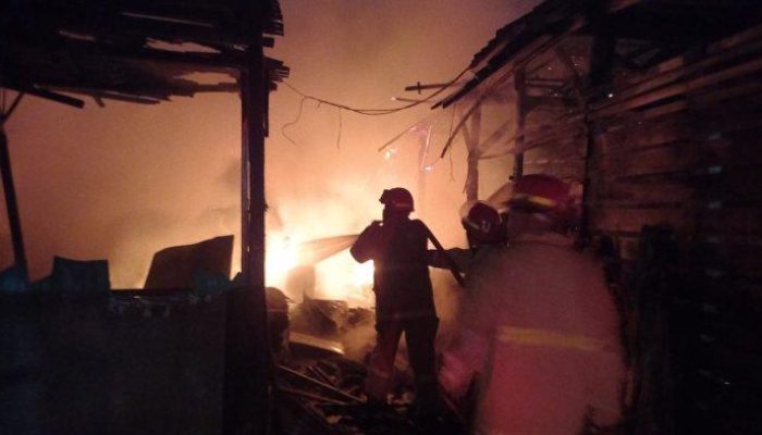 Usaha Mebel dan Gudang Ban Bekas di Kelurahan Ngantru Trenggalek Terbakar, Kerugian Capai Puluhan Juta