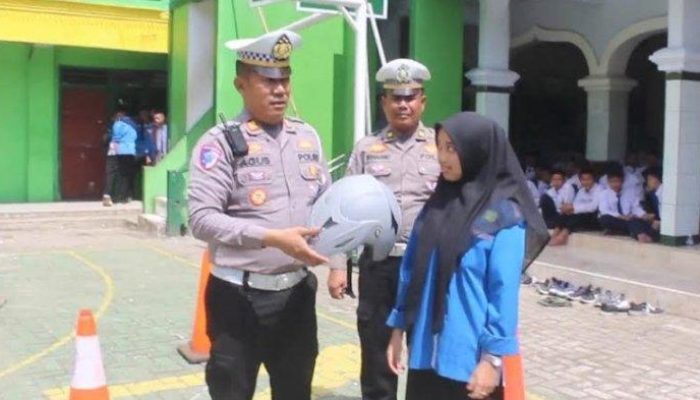 Kasatlantas Polres Trenggalek Memberikan Sosialisasi Etika Berkendara Kepada Santri Ponpes Qomarul Hidayah Kecamatan Tugu