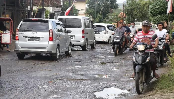 Penampakan Jalan Rusak Parah di Area Besuki Arah ke JLS yang Belum Diperbaiki