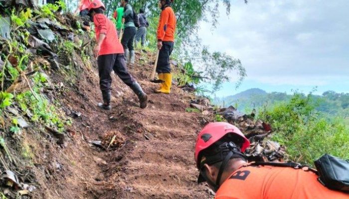 BPBD Trenggalek Bersama Instansi dan Warga Gotong Royong Rintis Jalur Evakuasi yang Menjadi Langganan Banjir