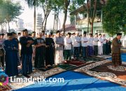 Shalat Idul Adha Bareng Warga, Bupati Sampang Salurkan 48 Hewan Kurban 3 Shalat Idul Adha Bareng Warga, Bupati Sampang Salurkan 48 Hewan Kurban