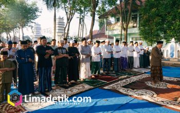 Shalat Idul Adha Bareng Warga, Bupati Sampang Salurkan 48 Hewan Kurban