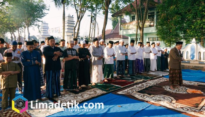 Shalat Idul Adha Bareng Warga, Bupati Sampang Salurkan 48 Hewan Kurban