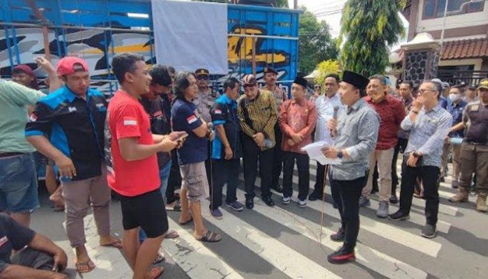 Ratusan Sopir Truk di Trenggalek Gelar Unjuk Rasa Menolak UU Odol 2025