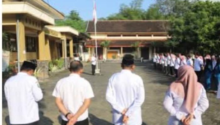 Sekda Edy Soepriyanto Pimpin Upacara Apel ASN di Dinas Perindustrian dan Ketenagakerjaan Trenggalek