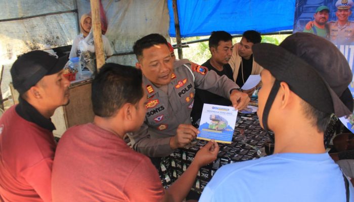 Kasatlantas Polres Trenggalek Turun Tangan Edukasi Sopir Angkutan Barang