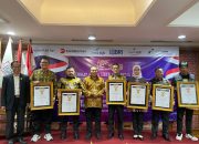 Puluhan Tokoh Nasional Raih Anugerah Sahabat Pers dan Pin Emas dalam Konvensi Nasional SMSI 4 Puluhan Tokoh Nasional Raih Anugerah Sahabat Pers dan Pin Emas dalam Konvensi Nasional SMSI