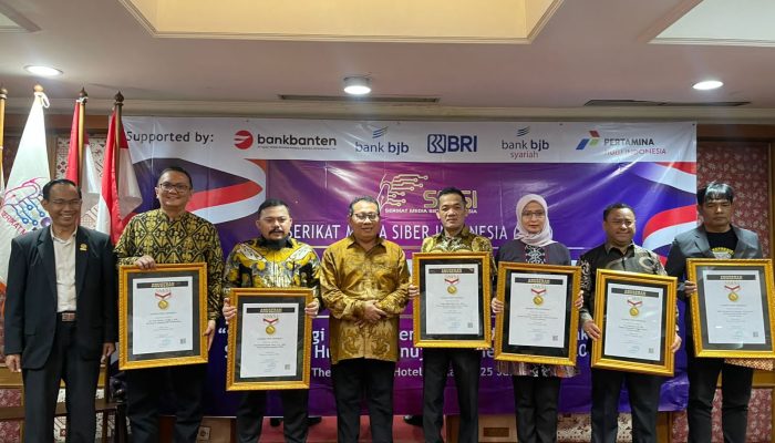 Puluhan Tokoh Nasional Raih Anugerah Sahabat Pers dan Pin Emas dalam Konvensi Nasional SMSI 1 Puluhan Tokoh Nasional Raih Anugerah Sahabat Pers dan Pin Emas dalam Konvensi Nasional SMSI