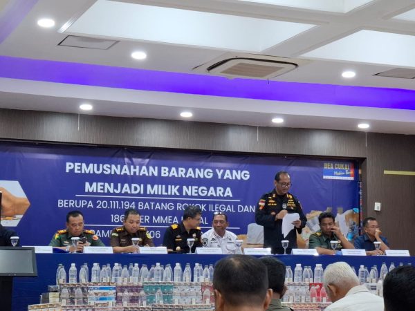 Barang Bukti Hasil Penindakan Puluhan Juta Batang Rokok dan 188 Liter Minuman Etil Alkohol Dimusnahkan BC Madura