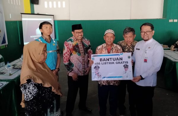 Salurkan Listrik Gratis, Tohari : Syukuri dan Gunakan Sesuai Kebutuhan