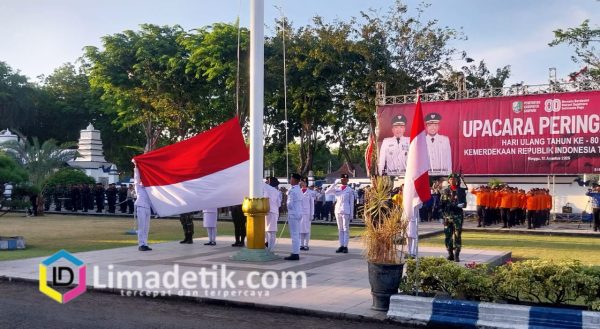 Pemkab Sampang Gelar Upacara Penurunan Bendera HUT RI ke-80 di Pendopo Trunojoyo