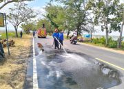 Pengendara Motor Terjatuh Akibat Tumpahan Solar di Jalan Nasional, Damkar Sumenep Gercep Lakukan Penanganan