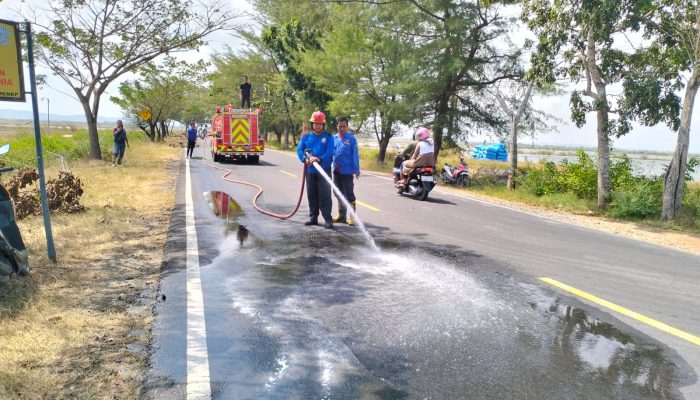Pengendara Motor Terjatuh Akibat Tumpahan Solar di Jalan Nasional, Damkar Sumenep Gercep Lakukan Penanganan