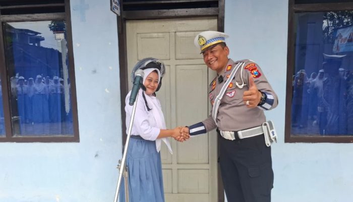 Polres Trenggalek Bagikan Hadiah Istimewa untuk Pelajar Menyambut Hari Lalu Lintas Bhayangkara ke-70