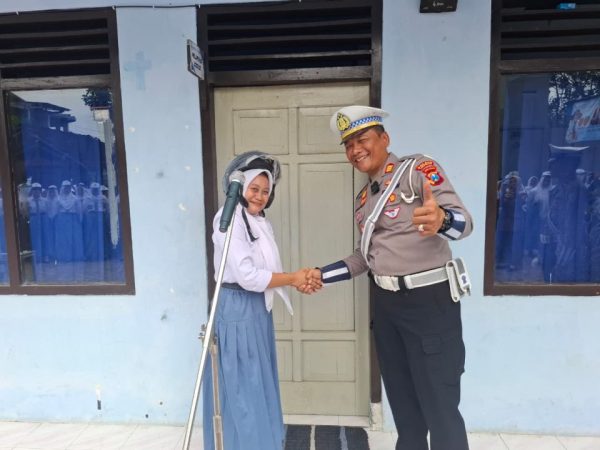 Polres Trenggalek Bagikan Hadiah Istimewa untuk Pelajar Menyambut Hari Lalu Lintas Bhayangkara ke-70 1 Polres Trenggalek Bagikan Hadiah Istimewa untuk Pelajar Menyambut Hari Lalu Lintas Bhayangkara ke-70