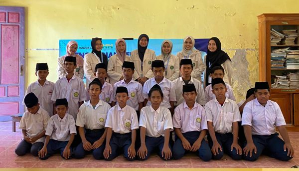 Green Lifestyle: Mahasiswa KKN UA Edukasi Pemilahan Sampah di MTs Nurul Islam
