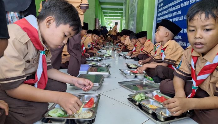 SPPG Al-Ishlah Sajikan Menu Spesial Nasi Goreng untuk Rayakan Ulang Tahun Presiden Prabowo Subianto ke-74