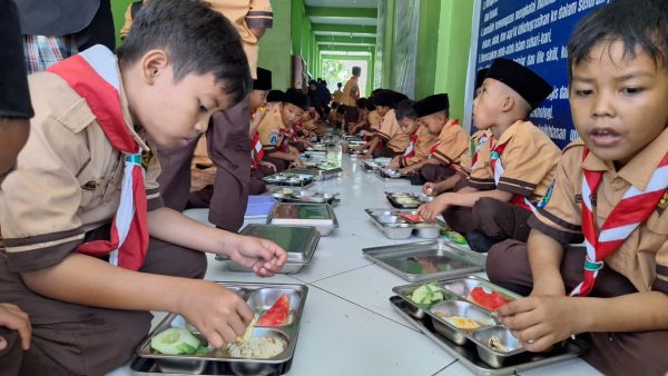 SPPG Al-Ishlah Sajikan Menu Spesial Nasi Goreng untuk Rayakan Ulang Tahun Presiden Prabowo Subianto ke-74