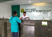 Momentum HSN 2025, Bank BPRS Bhakti Sumekar Layani Nasabah dengan Pakaian Ala Santri