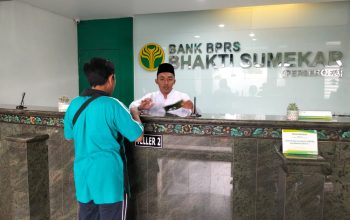 Momentum HSN 2025, Bank BPRS Bhakti Sumekar Layani Nasabah dengan Pakaian Ala Santri
