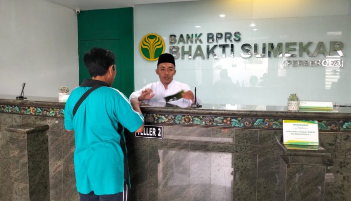 Momentum HSN 2025, Bank BPRS Bhakti Sumekar Layani Nasabah dengan Pakaian Ala Santri