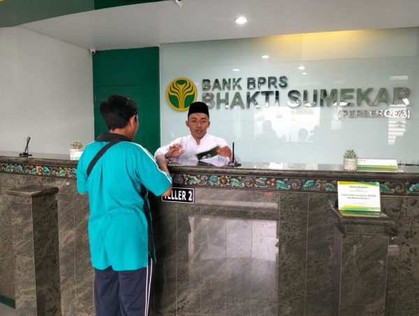 Momentum HSN 2025, Bank BPRS Bhakti Sumekar Layani Nasabah dengan Pakaian Ala Santri