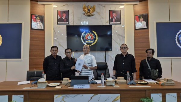 Sejarah Kelam Konferensi PWI Sumenep 2025 Diwarnai Manipulasi Surat Suara yang Hanya Tercantum Satu Nama Kandidat pada Dua Foto 1 Sejarah Kelam Konferensi PWI Sumenep 2025 Diwarnai Manipulasi Surat Suara yang Hanya Tercantum Satu Nama Kandidat pada Dua Foto