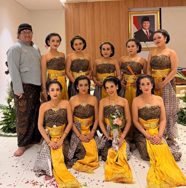 Pementasan Tari Klasik 'Langen Mataya Bedhayan Gandrungmanis' Sukses, Dapat Apresiasi Penikmat Seni 3 Pementasan Tari Klasik 'Langen Mataya Bedhayan Gandrungmanis' Sukses, Dapat Apresiasi Penikmat Seni