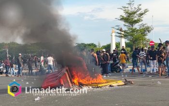 Memanas,! Demo di Depan DPRD Sampang: Fasilitas Umum Dirusak, Massa Diduga Diprovokasi 3 Memanas,! Demo di Depan DPRD Sampang: Fasilitas Umum Dirusak, Massa Diduga Diprovokasi