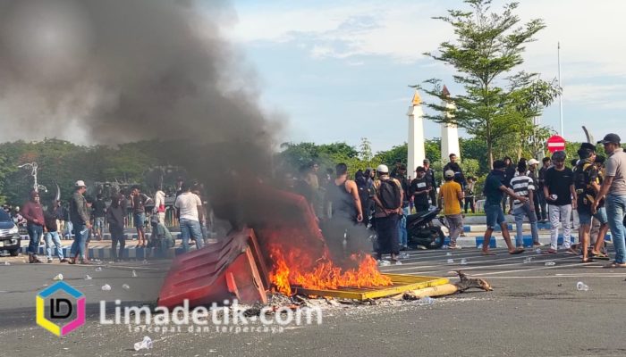 Memanas,! Demo di Depan DPRD Sampang: Fasilitas Umum Dirusak, Massa Diduga Diprovokasi 1 Memanas,! Demo di Depan DPRD Sampang: Fasilitas Umum Dirusak, Massa Diduga Diprovokasi