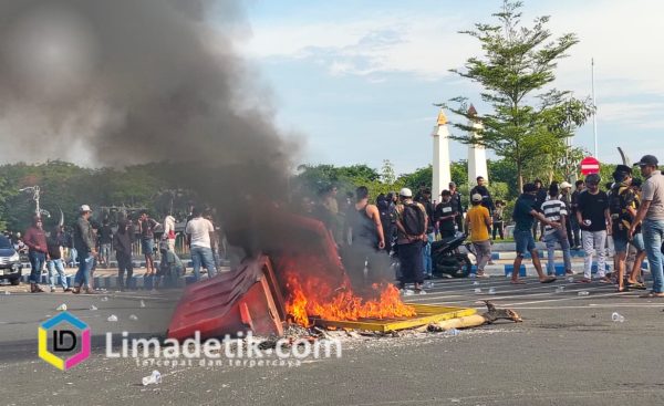 Memanas,! Demo di Depan DPRD Sampang: Fasilitas Umum Dirusak, Massa Diduga Diprovokasi 1 Memanas,! Demo di Depan DPRD Sampang: Fasilitas Umum Dirusak, Massa Diduga Diprovokasi