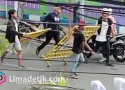 Empat Pemuda Diduga Curi Pagar Pemkab Saat Demo di Sampang, Aksi Terekam dan Viral di Medsos 4 Empat Pemuda Diduga Curi Pagar Pemkab Saat Demo di Sampang, Aksi Terekam dan Viral di Medsos