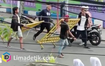 Empat Pemuda Diduga Curi Pagar Pemkab Saat Demo di Sampang, Aksi Terekam dan Viral di Medsos 3 Empat Pemuda Diduga Curi Pagar Pemkab Saat Demo di Sampang, Aksi Terekam dan Viral di Medsos