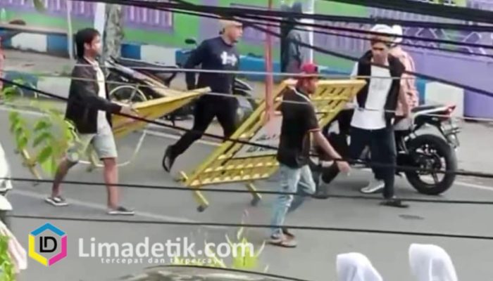 Empat Pemuda Diduga Curi Pagar Pemkab Saat Demo di Sampang, Aksi Terekam dan Viral di Medsos