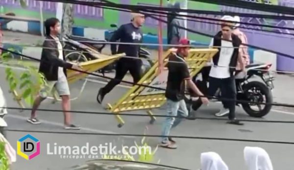 Empat Pemuda Diduga Curi Pagar Pemkab Saat Demo di Sampang, Aksi Terekam dan Viral di Medsos 1 Empat Pemuda Diduga Curi Pagar Pemkab Saat Demo di Sampang, Aksi Terekam dan Viral di Medsos