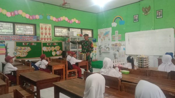 Pastikan MBG Bermanfaat, Babinsa di Bondowoso Ikut Terjun hingga Pelosok