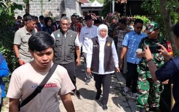 Kunjungi Bondowoso, Khofifah Tinjau Pavingisasi di Badean 3 Kunjungi Bondowoso, Khofifah Tinjau Pavingisasi di Badean